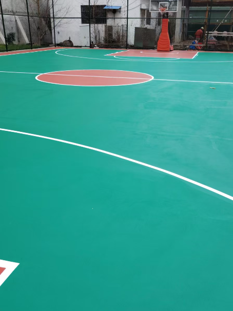 普格 球场长期使用易出现地面开裂